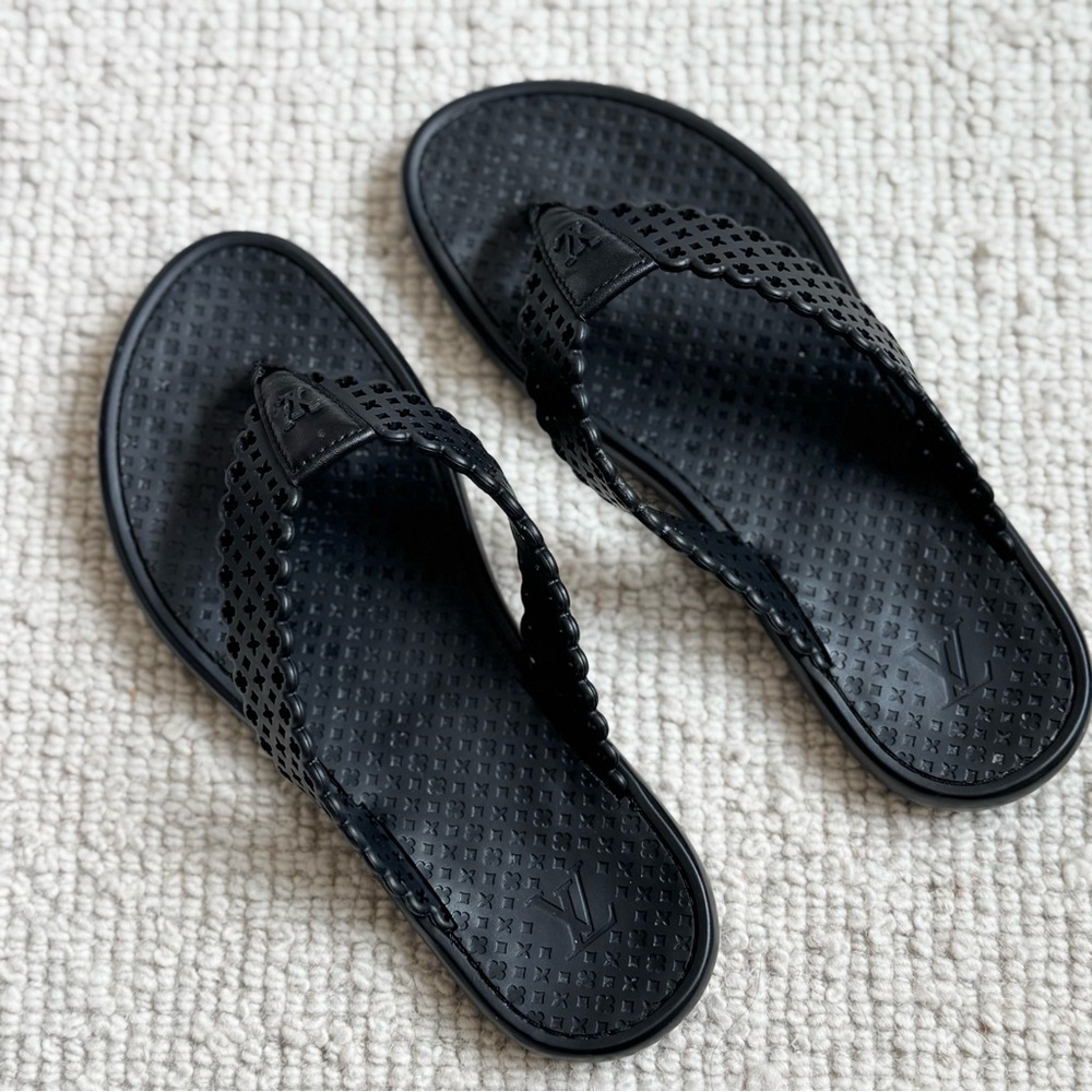 Louis Vuitton | Black Rubber Monogram Flip Flop Sandals ~ US 4 - Picture 9 of 9